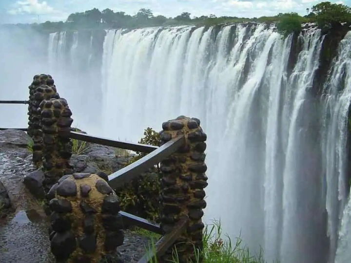 Africa’s Eden 2025: Your Guide to Vic Falls Flights, Hotels