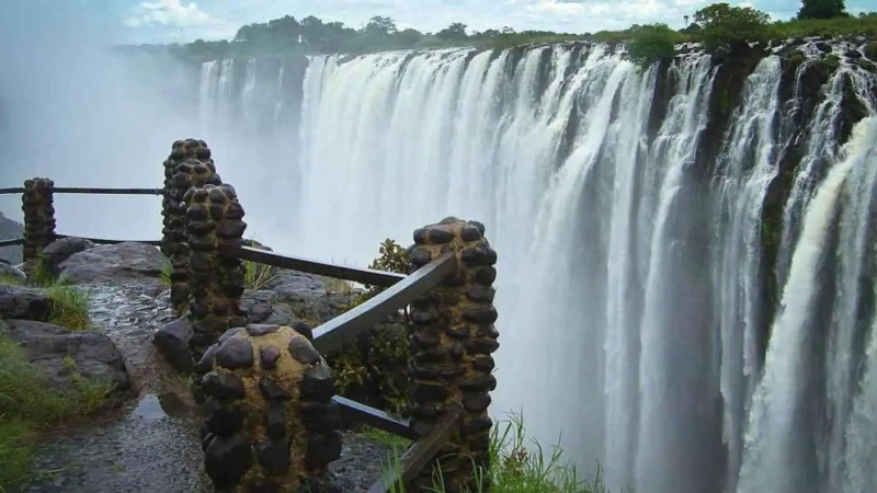 Africa’s Eden 2025: Your Guide to Vic Falls Flights, Hotels