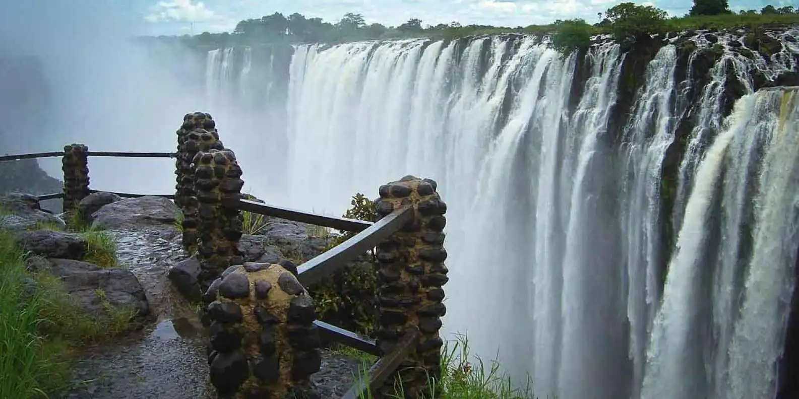 Africa’s Eden 2025: Your Guide to Vic Falls Flights, Hotels